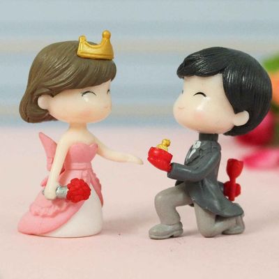 Miniature Romantic Couple Statue Showpiece