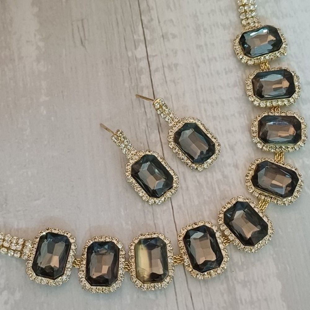 Necklace Set in Plastic Box With Small Card - Grey
