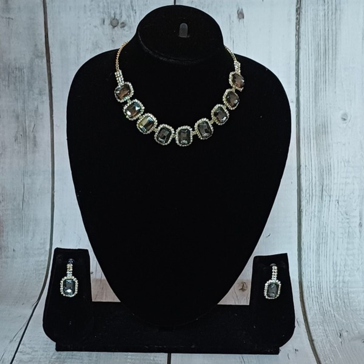Necklace Set in Plastic Box With Small Card - Grey