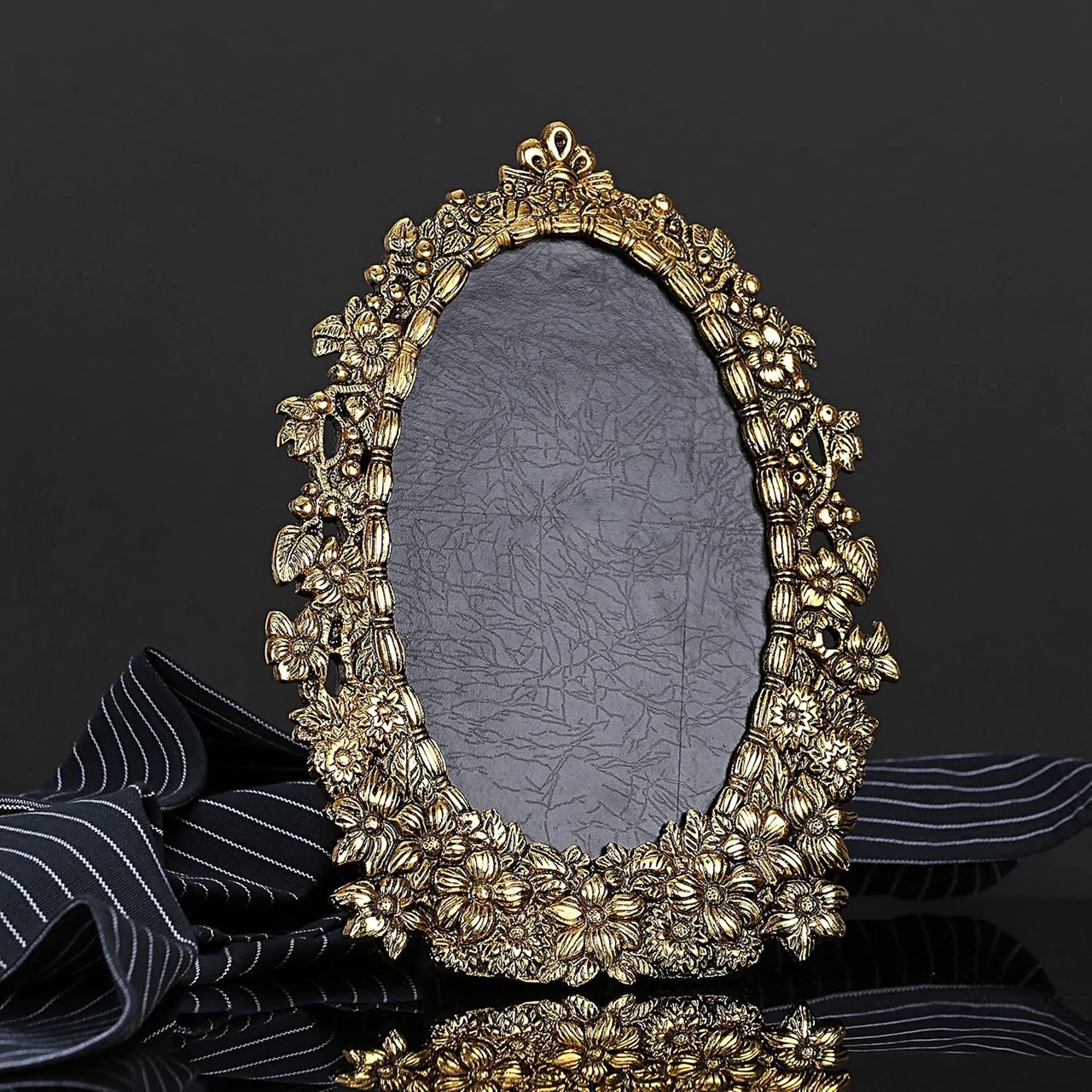 Devnidhii Photo Frame Gold Polish Oval Shape