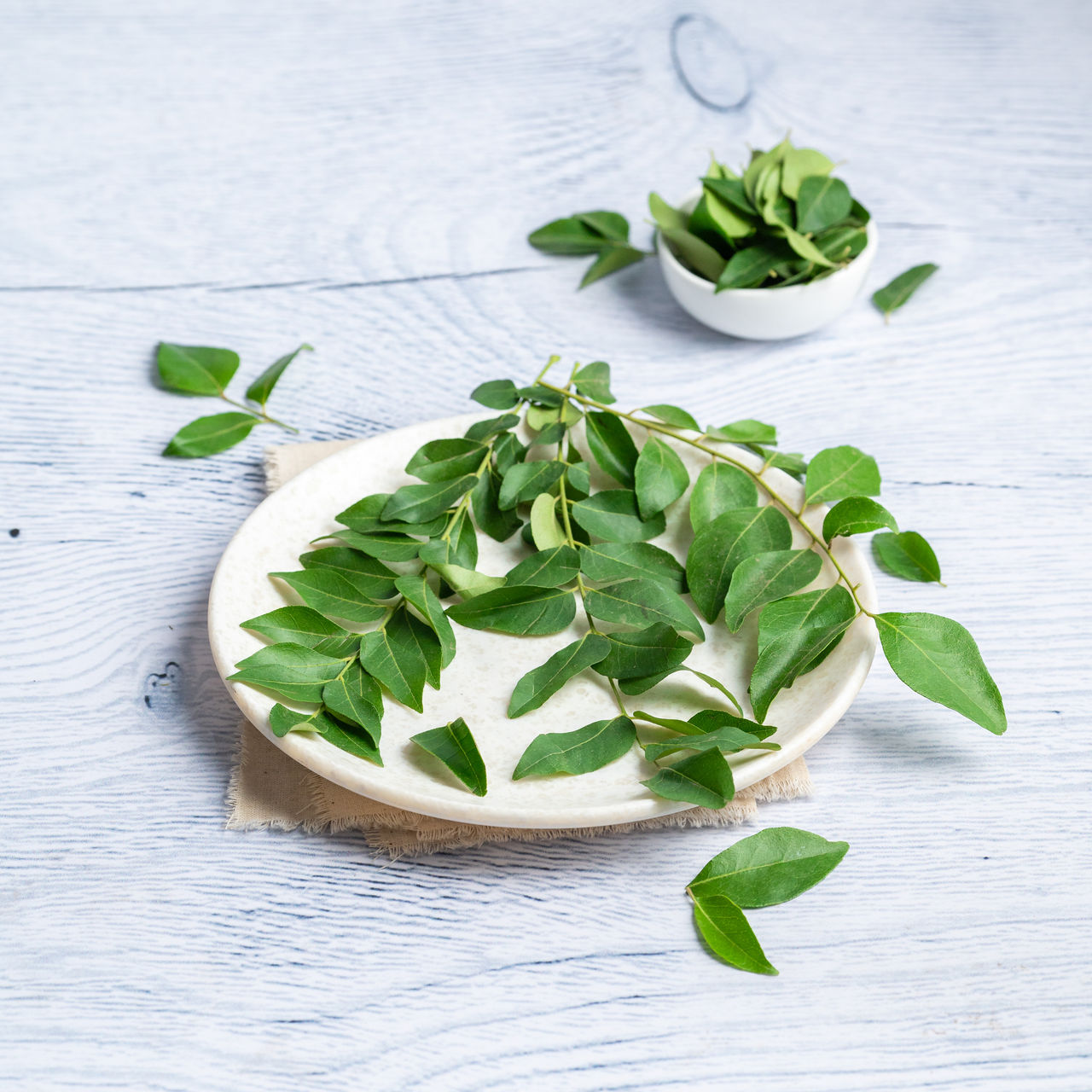 Hatsun Toned Fresh Cow Milk (Pouch)(1pc) & Curry Leaves (Karuveppilai) - Cleaned, Without Roots(1pc) Combo