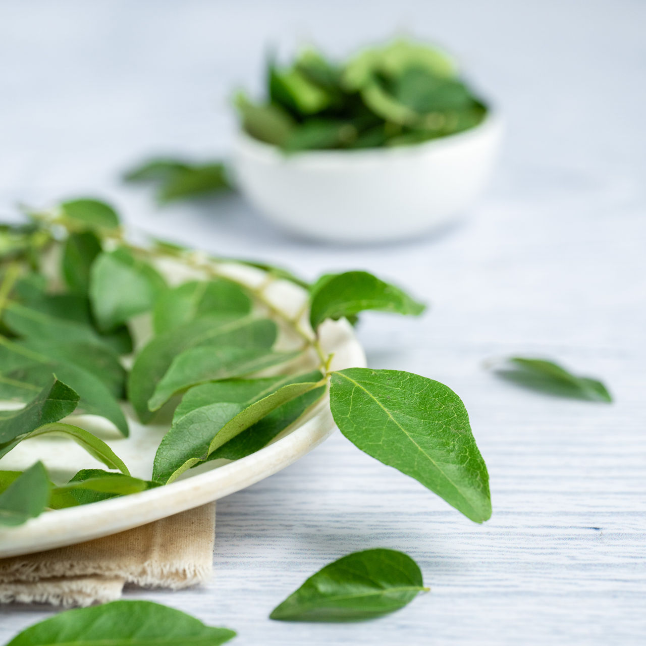 Hatsun Toned Fresh Cow Milk (Pouch)(1pc) & Curry Leaves (Karuveppilai) - Cleaned, Without Roots(1pc) Combo