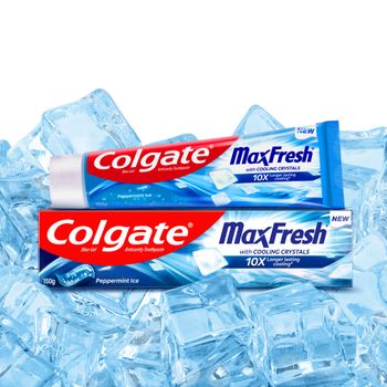 Colgate MaxFresh Toothpaste, Blue Gel Paste with Menthol for Super Fresh Breath (Peppermint Ice)