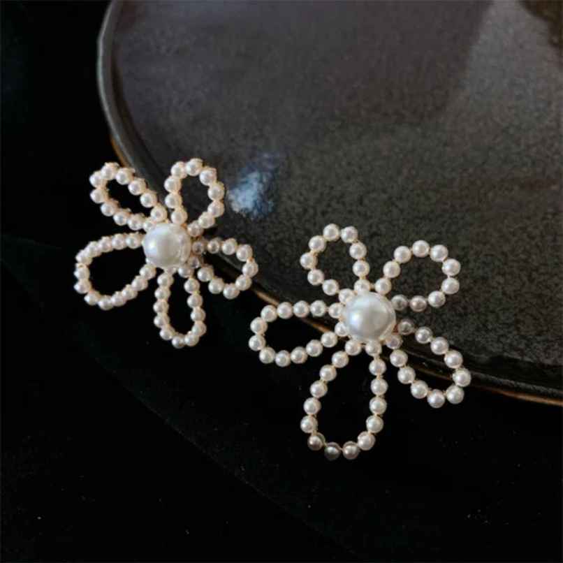 Estailo Fashion A Pearl Of Flower Earrings | E0001199 | Off White