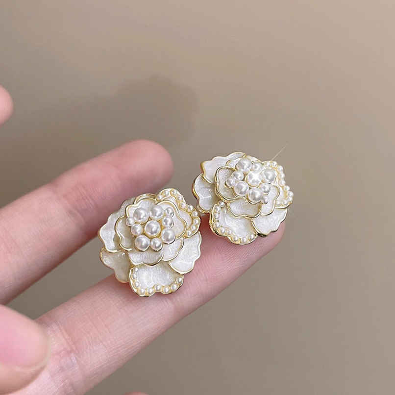 Beautynx Pearl Bloom Statement Studs | Gold | BNX-EAR-0018