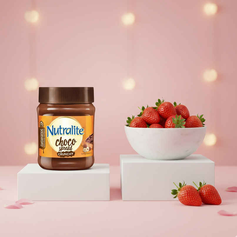 Nutralite Choco Spread Crunchy With Protein-Rich Quinoa Premium Chocolate & Real Hazelnuts - 275 G (275g) & Strawberry (1pc) Combo