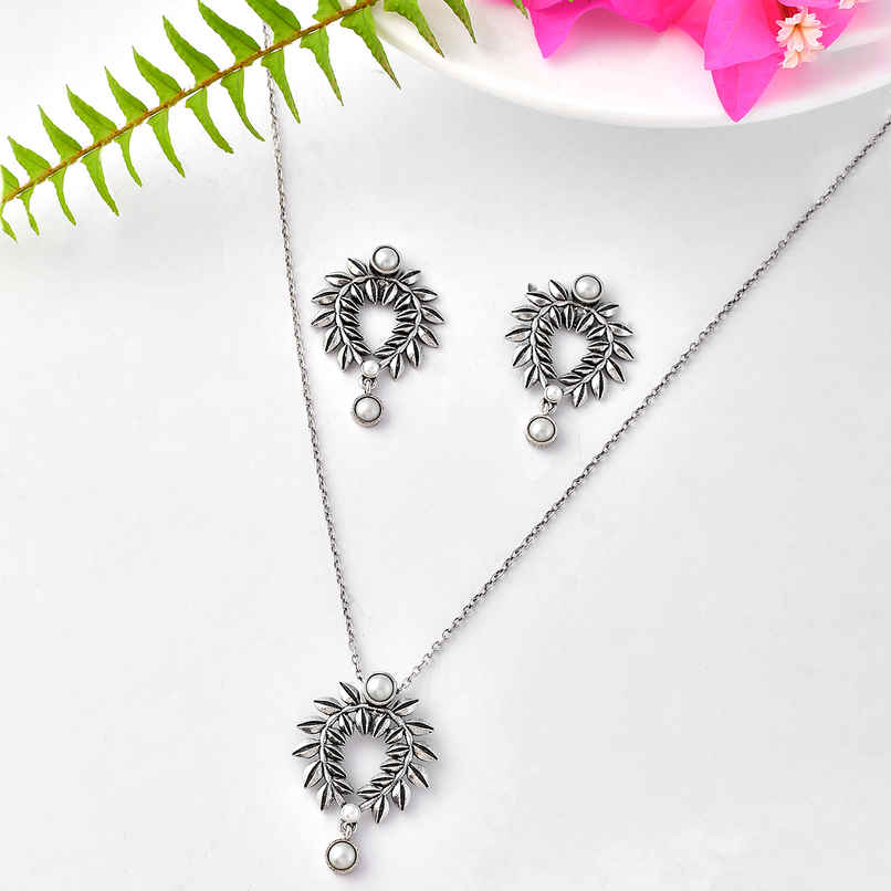 Voylla Fresh Fern Petal Pendant Set