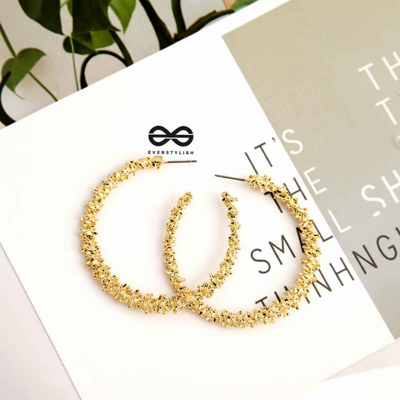 Everstylish The Shimmery Diva Circled Hoop Earrings - Golden