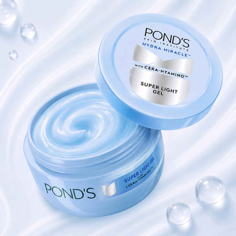 Pond's Super Light Gel Oil-Free Moisturizer With Cera-Hyamino - 300 G Pond's Super Light Gel Oil-Free Moisturizer With Cera-Hyamino - 300 G