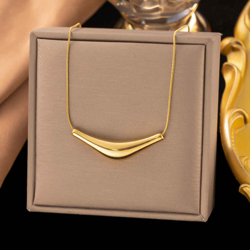 Beautynx Golden Wave Curve Necklace | Gold | BNX-NK-0006 Beautynx Golden Wave Curve Necklace | Gold | BNX-NK-0006