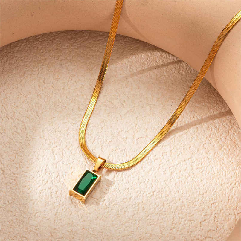 Beautynx Emerald Luxe Rectangle Necklace | Gold | BNX-NK-0002