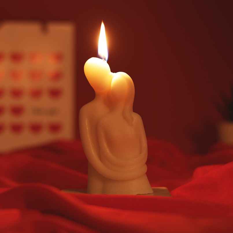 Melting Couple Kissing Candle | Oye Happy