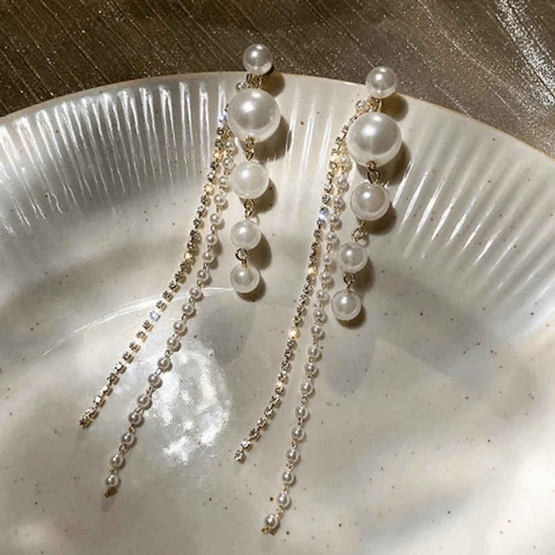 Estailo Fashion Perky Pearl Long Chain Earrings | Off White