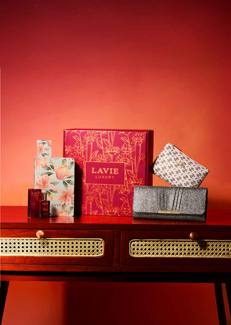 Lavie Scarlet Clutch Women Gift Set