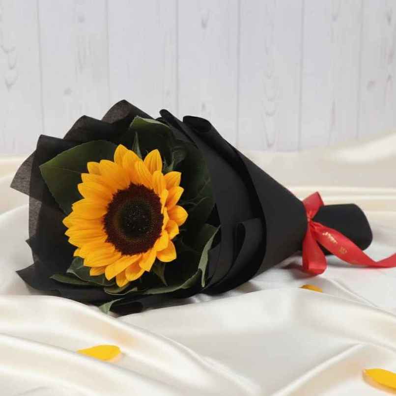 FlowerAura Classic Black Single Sunflower Bouquet