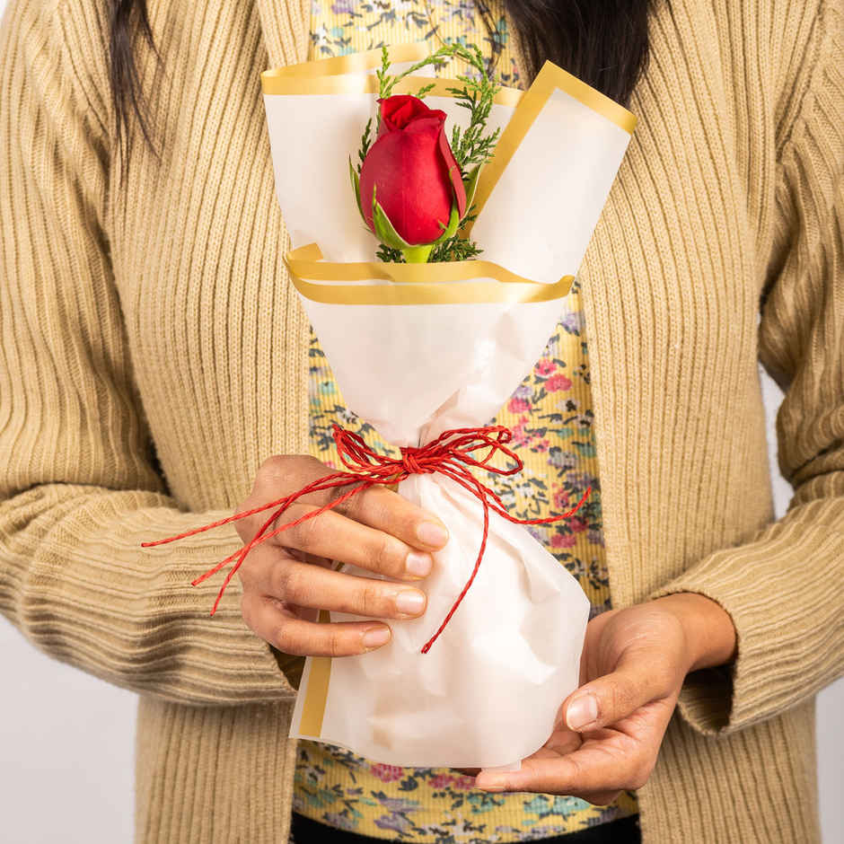 Fnp Radiant Red Rose Bouquet(1pc) & Strawberry Heart Shaped Box(200gms) Combo