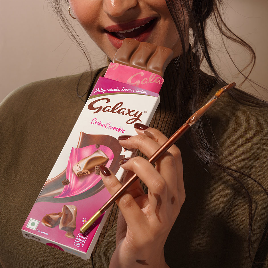 Galaxy Cookie Crumble Chocolate Bar For Gifting (50g) & Floweraura 3 Pink Roses In Pink Paper (500g) Combo  