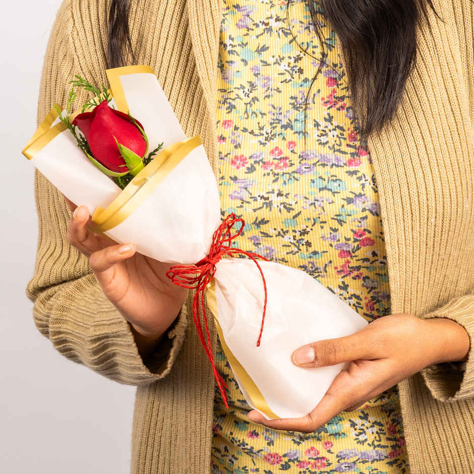 Fnp Radiant Red Rose Bouquet(1pc) & Strawberry Heart Shaped Box(200gms) Combo