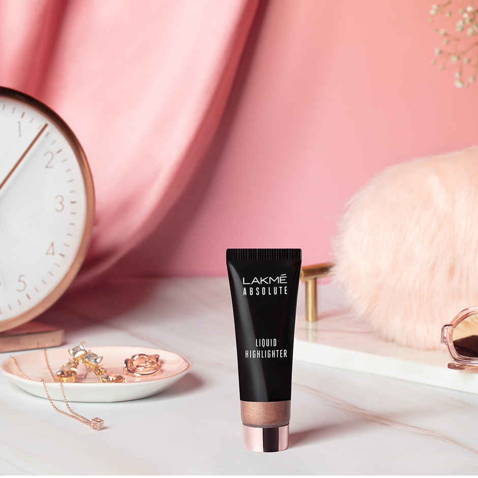 Lakme Glitterati Liquid Highlighter For Dewy Makeup Look