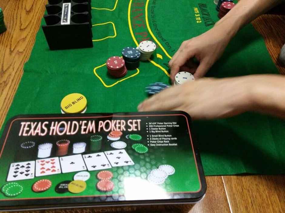 Awestuffs 200 Chips Casino Poker Game Set with Blackjack Table Cloth