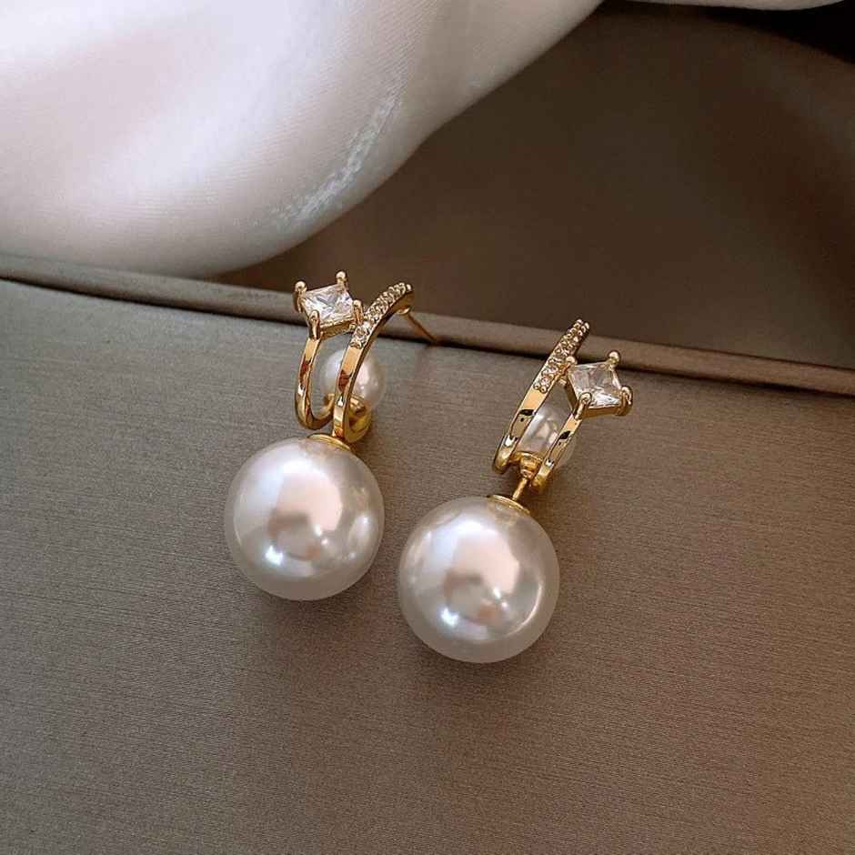 Estailo Fashion A Pearl Of Wisdom Earrings | E0001180 | Off White
