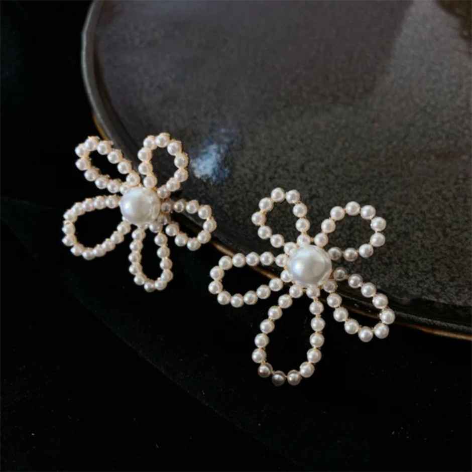 Estailo Fashion A Pearl Of Flower Earrings | E0001199 | Off White