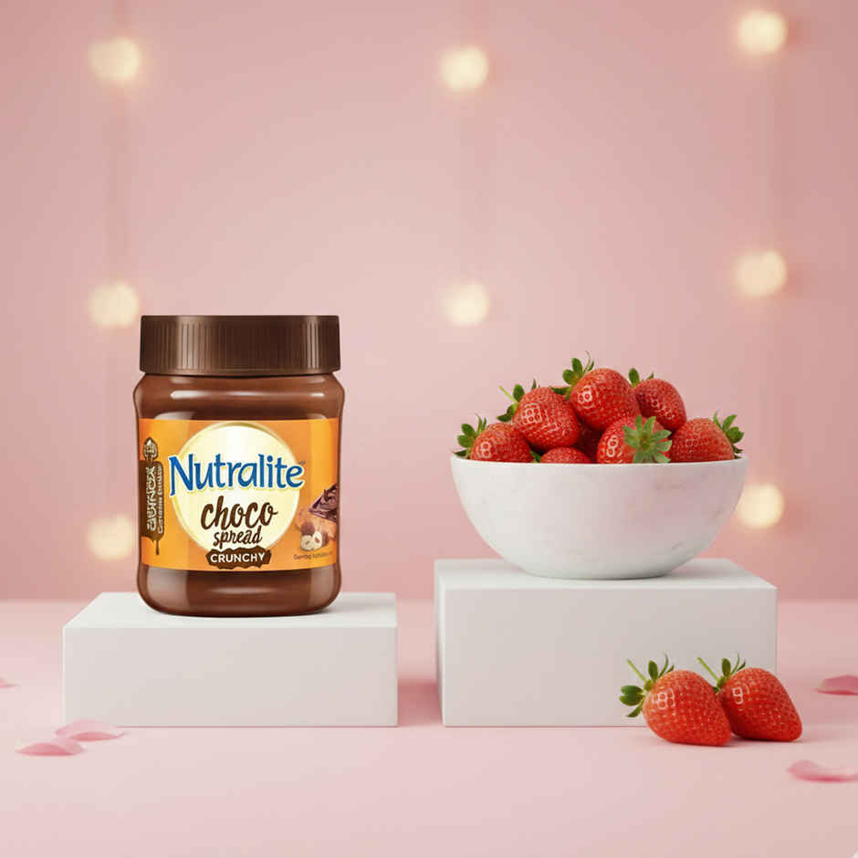 Nutralite Choco Spread Crunchy With Protein-Rich Quinoa Premium Chocolate & Real Hazelnuts - 275 G (275g) & Strawberry (1pc) Combo