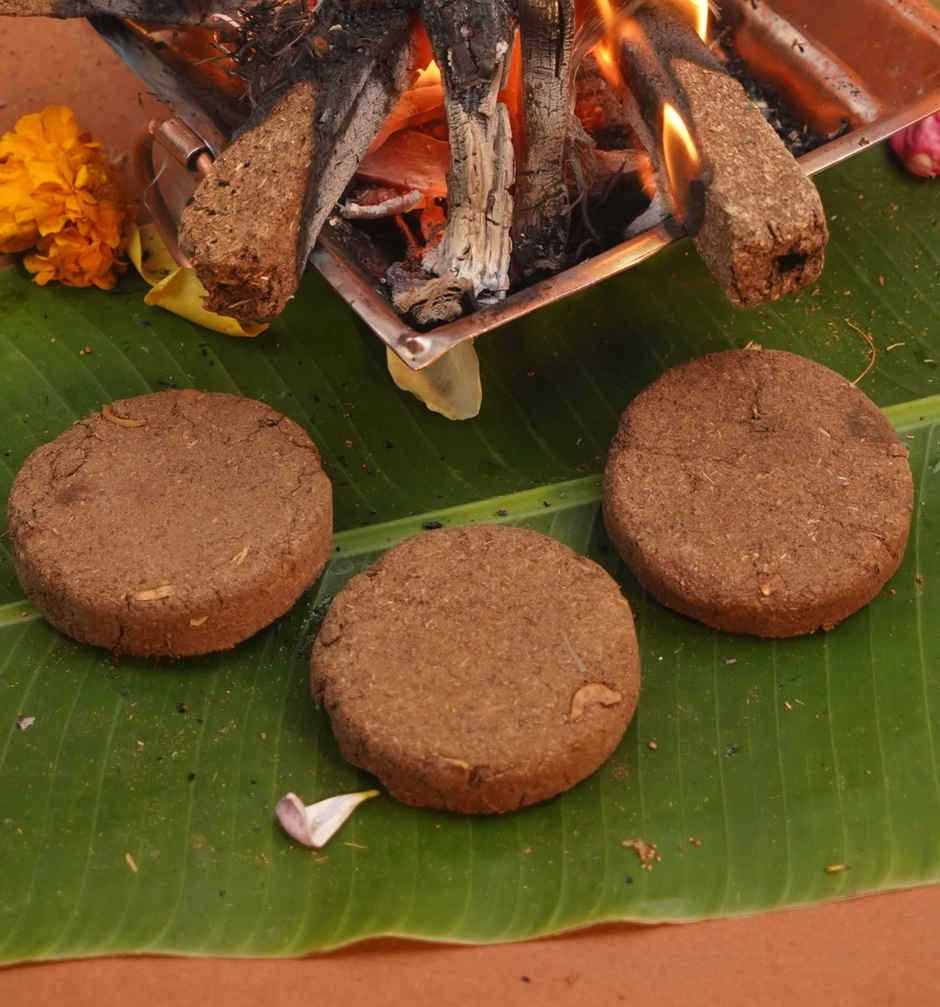 Cow Dung Cakes | Gobar Uple | For Hawan & Puja | Pack  of 12 | ServDharm