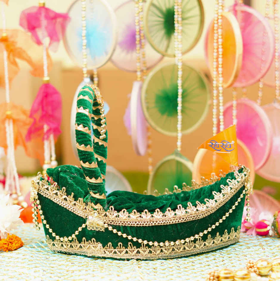 Laddu Gopal Premium Green Boat Bed | 13 x 7 x 4 in | Idol 0-4 | Krishna Janmastami | ServDharm