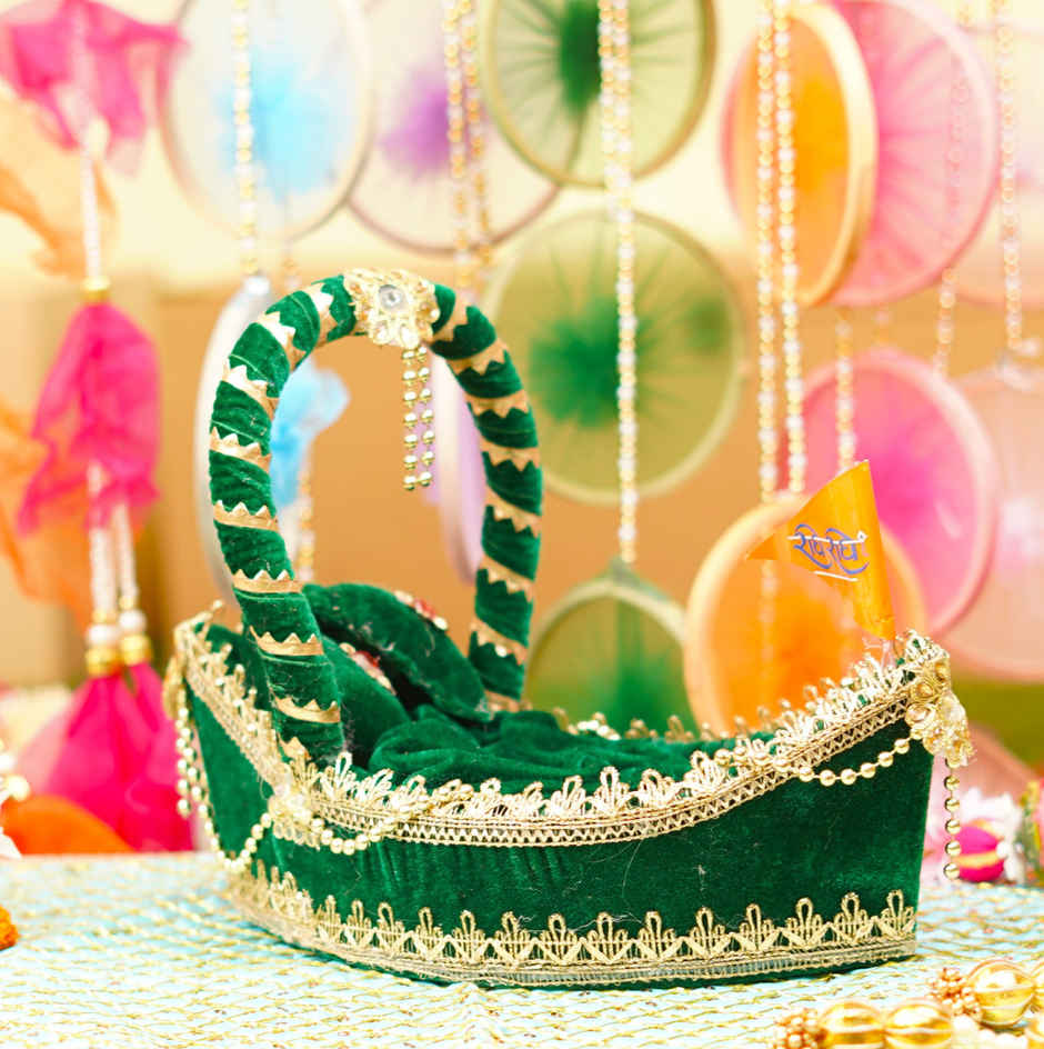 Laddu Gopal Premium Green Boat Bed | 13 x 7 x 4 in | Fits Idol Size 0-4 | Krishna Janmastami Special (ServDharm)