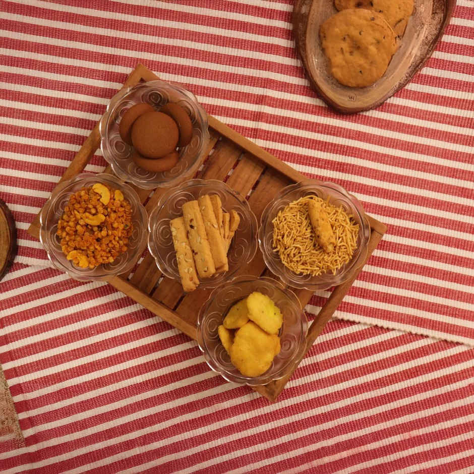 Vesta Homes Acacia Wood Medium Serving Tray For Home, Kitchen, Restaurant, Office | 32 x 22 x 4.5 Cm