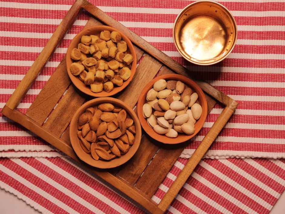 Vesta Homes Acacia Wood Small Serving Tray For Home, Kitchen, Restaurant, Office | 25 x 18 x 3.5 Cm