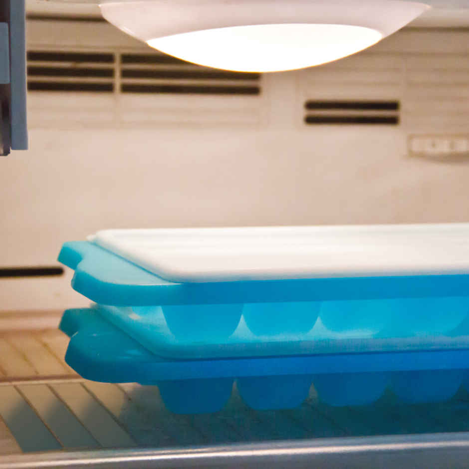 Icy Ice Cube Tray With Lid (Set Of 2) (Colour May Vary)