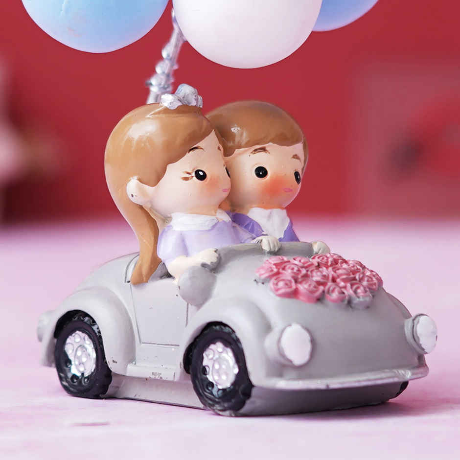 eCraftIndia Romantic Couple Statue with Balloon on a Car Decorative Showpiece