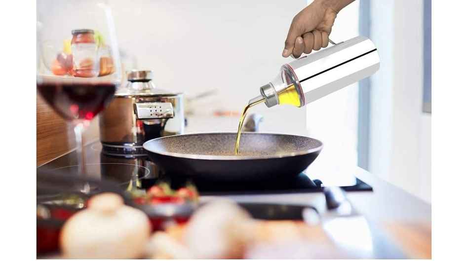 Capsicum Steel Oil Dispenser 750Ml With Handle