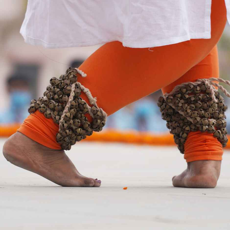 Uapan Brass Ghungroo Big White String Pair 100+100