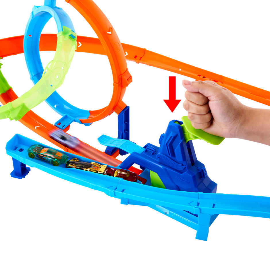 Hot Wheels Stunt Tracks Rapid Launch Cyclone Track Set and 1:64 Scale Die Cast Toy Car