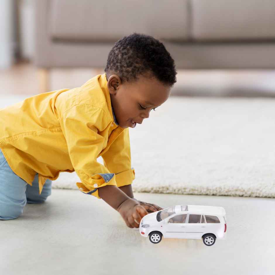 Miniature Centy Toys Innova: Durable Plastic Car Model