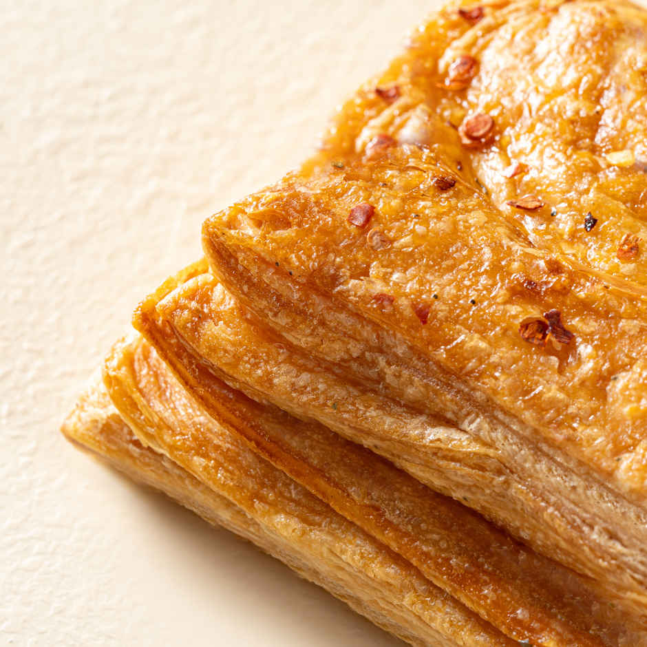 Chicken Puff (1pc) & Coca-Cola Diet Coke Soft Drink Can | Low-Calorie & Fizzy (300ml) Combo 