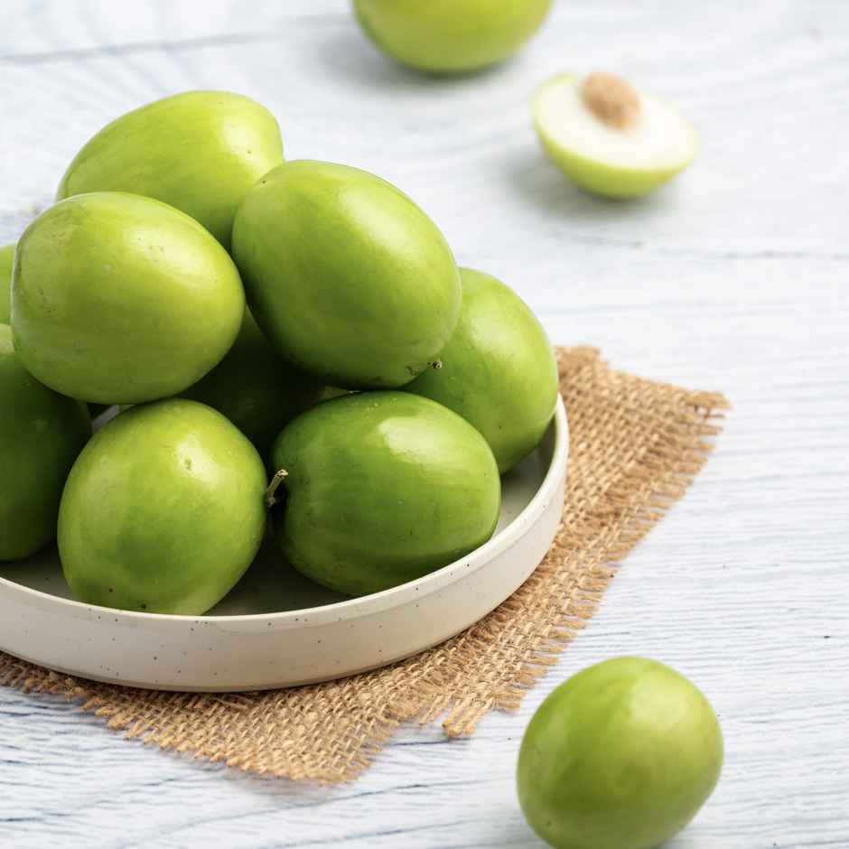 Banana (3pc) & Grapes Thompson Seedless (500g) & Orange Nagpur (1kg) & Guava (500g) & Apple Ber (500g) Combo