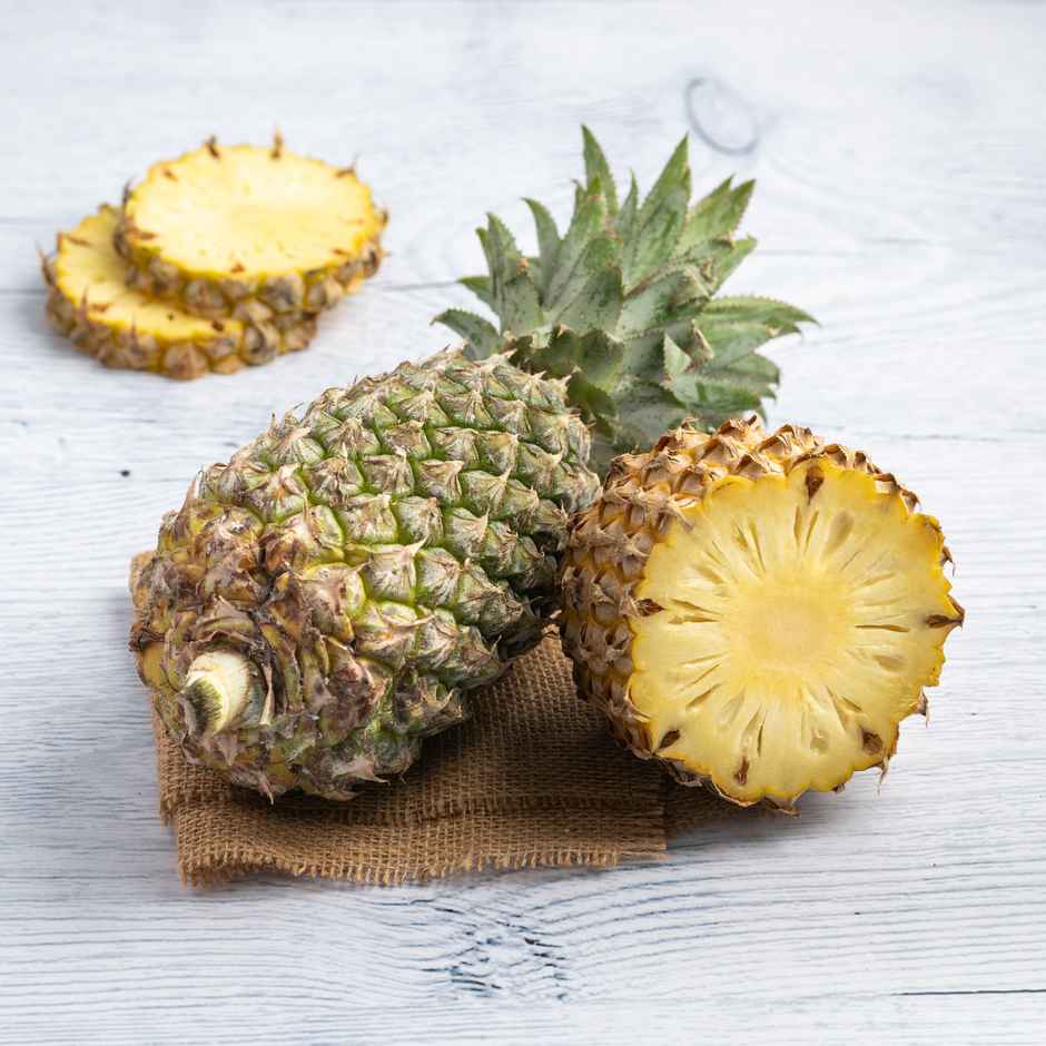 Pineapple (Annachi Pazham) Semi Ripe