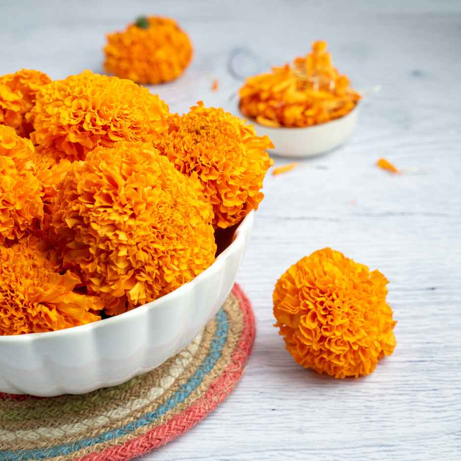 Coconut Pooja (1pc) & Banana Robusta (4pc) & Marigold Orange (100g) Combo