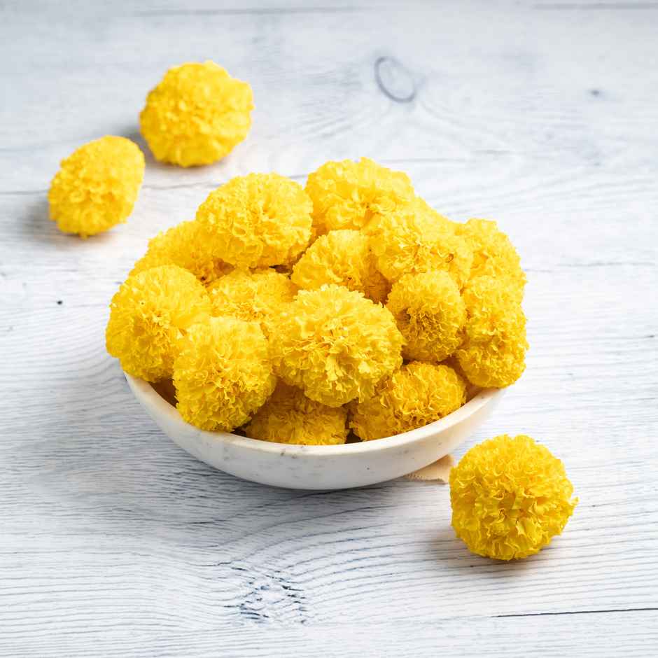 Coconut (1pc) & Banana Robusta (4pc) & Marigold Yellow Flower (100g) Combo