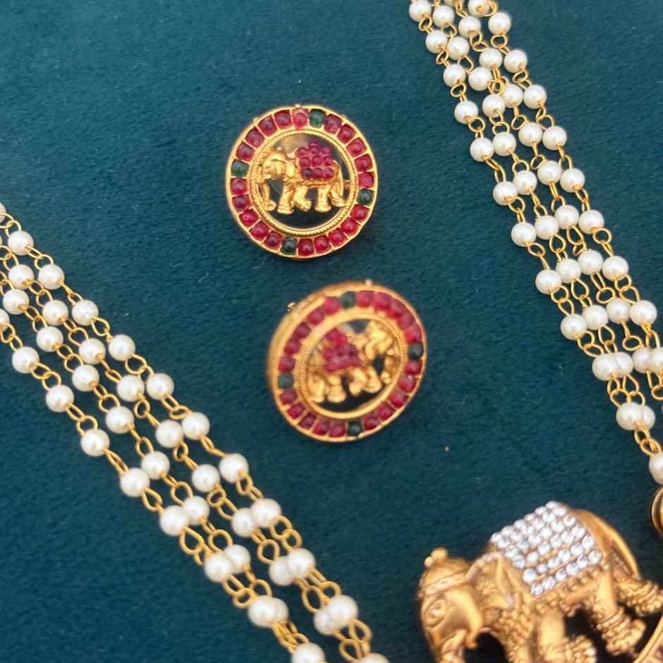 The Opal Factory Necklace Set Elephant Stonework Pendant in Pearls Chains & Round Stud Earrings