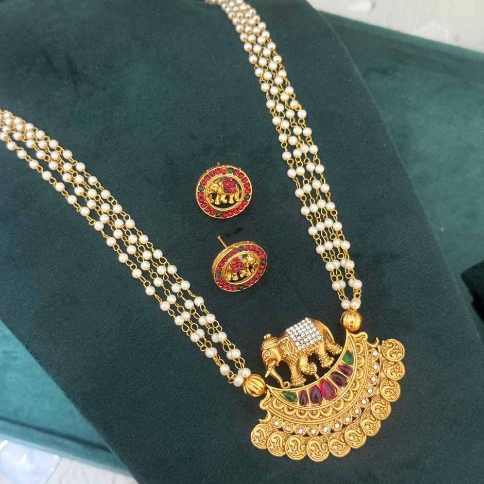 The Opal Factory Necklace Set Elephant Stonework Pendant in Pearls Chains & Round Stud Earrings