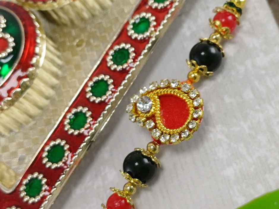 Small Red Paisley Rakhi | Chic Design | Gullak