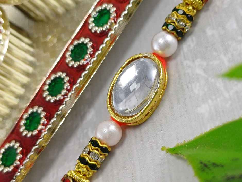 Oval Kundan Rakhi | Elegant and Traditional | Gullak