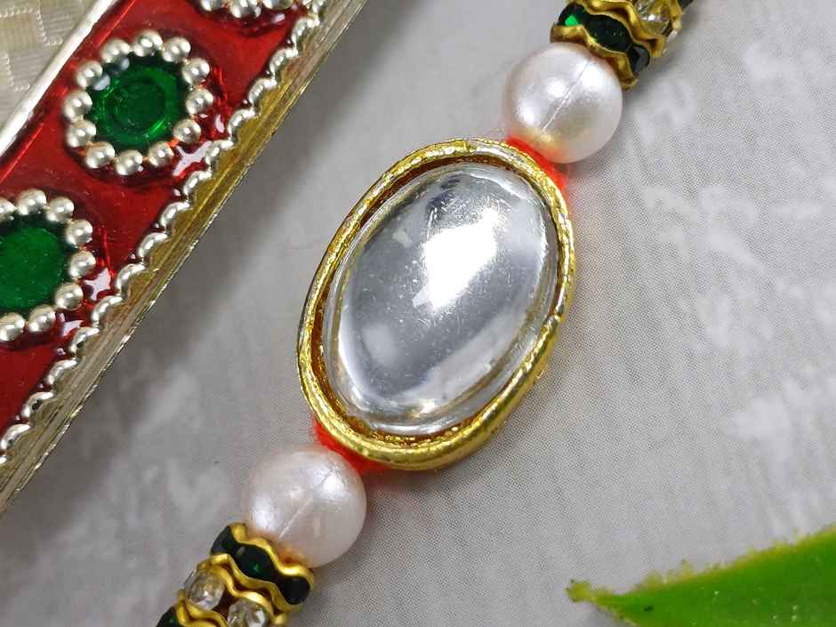 Oval Kundan Rakhi | Elegant and Traditional | Gullak