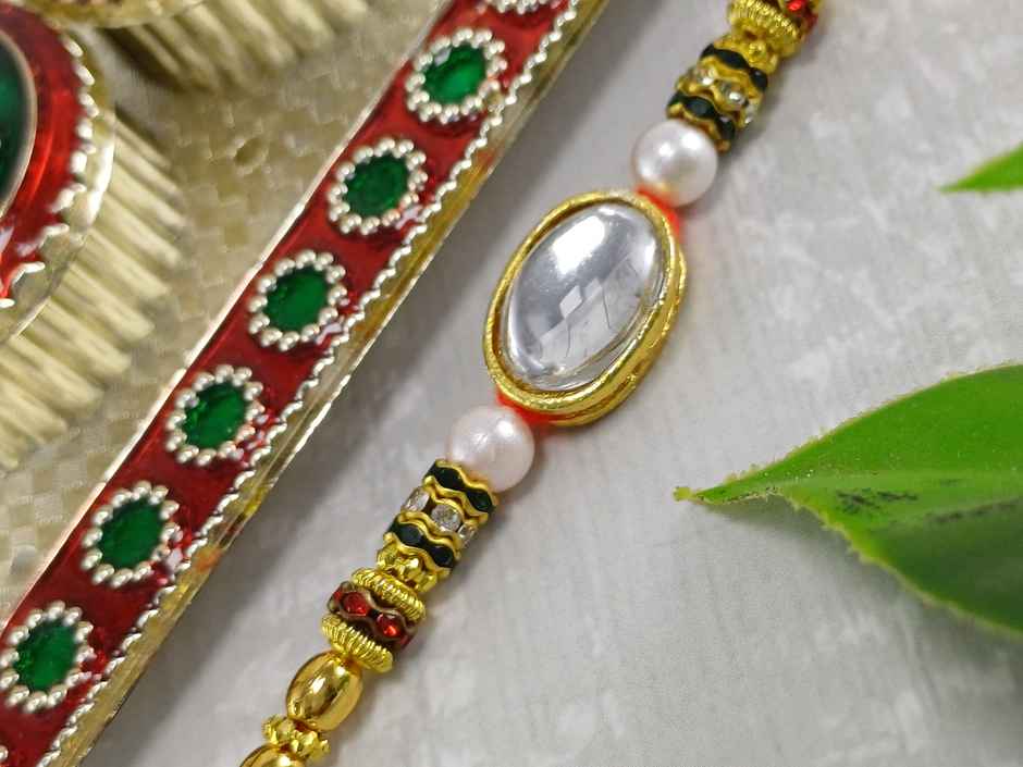 Oval Kundan Rakhi | Elegant and Traditional | Gullak