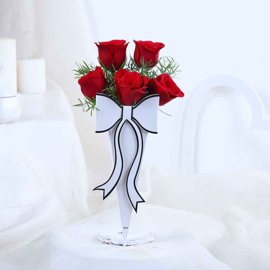 Havmor Red Velvet Heartbeat Cake (450ml) & Fnp White And Rosette Delight Bouquet (1pc) Combo